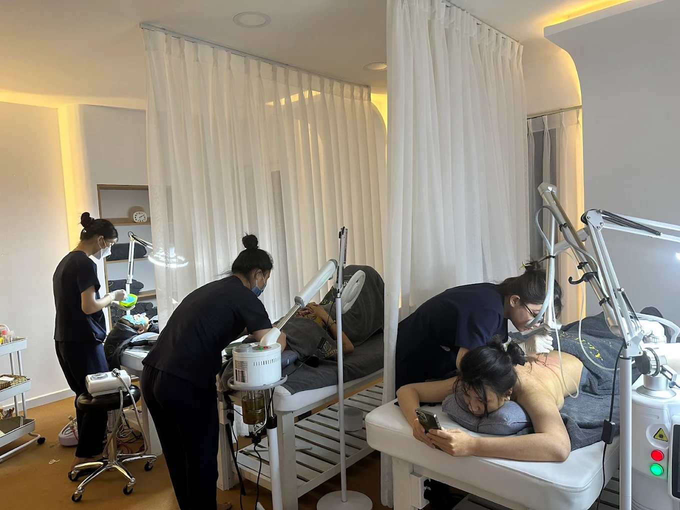 Dịch vụ gội đầu thảo dược dưỡng sinh – một trong những lựa chọn “đắt khách” tại spa
