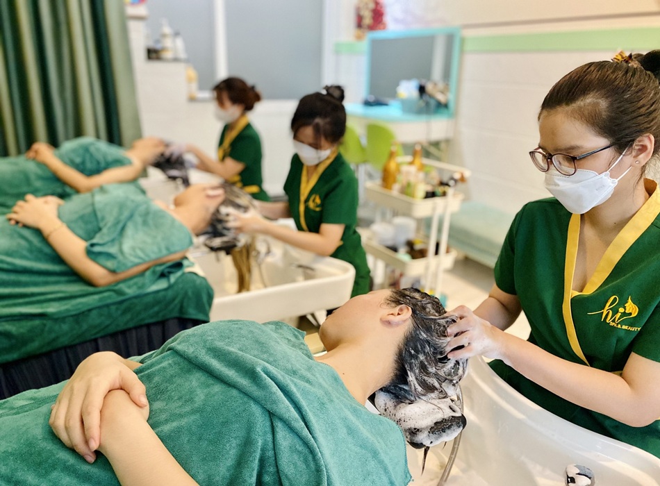 Nhân viên phục vụ khách hàng tận tâm vưới tay nghề chuyên nghiệp