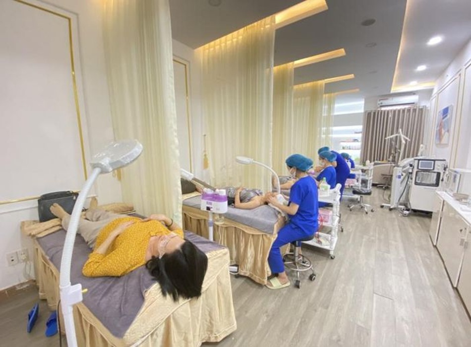 Nhân viên chuyên nghiệp, tận tâm với khách hàng
