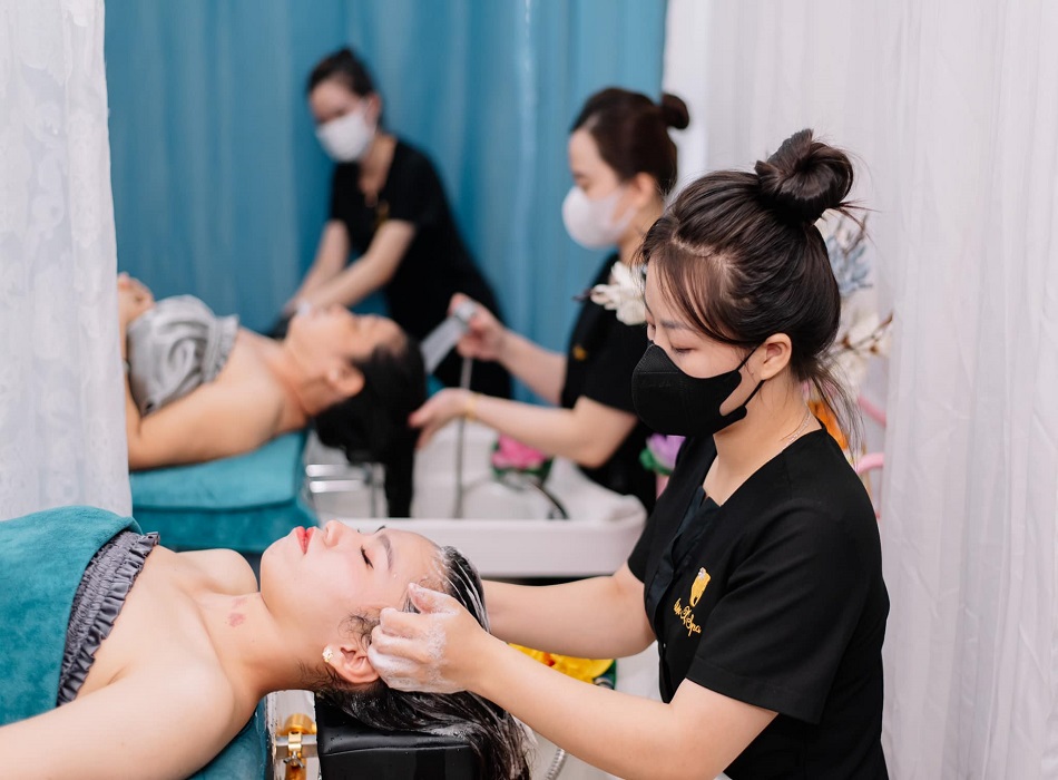 Nhân viên chuyên nghiệp, tận tâm với khách hàng