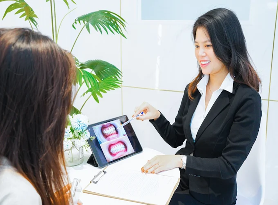 Khách hàng được nhân viên tư vấn kĩ lưỡng, tận tâm 
