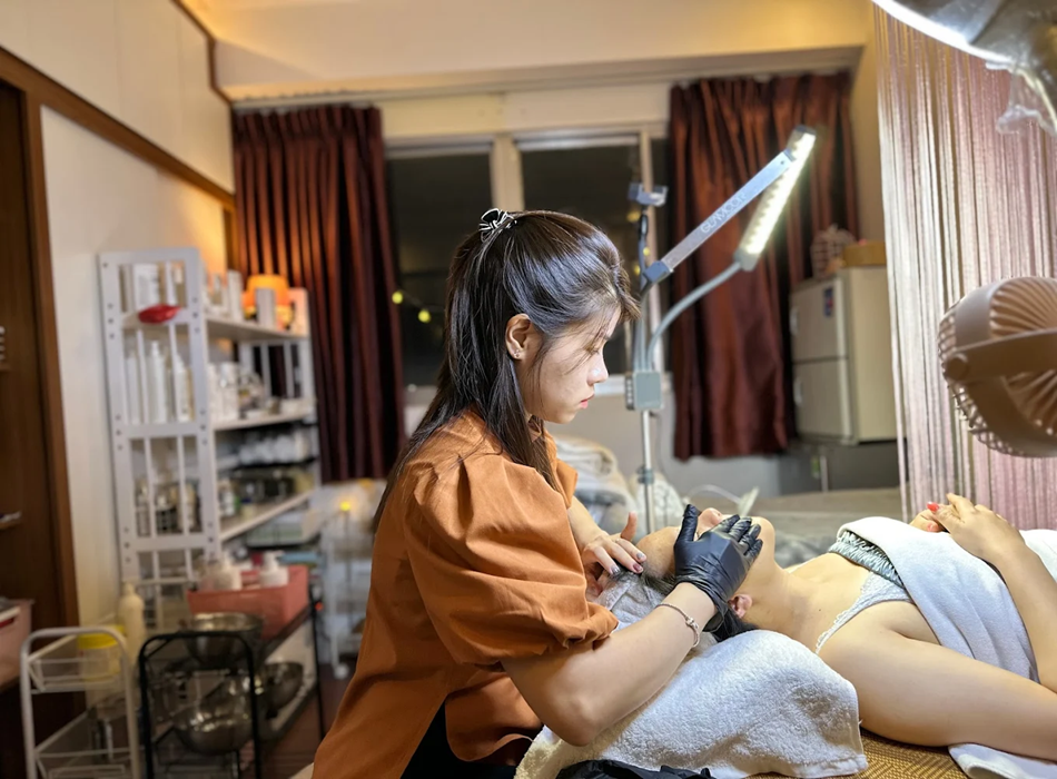 Nhân viên chuyên nghiệp, được đào tạo bài bản