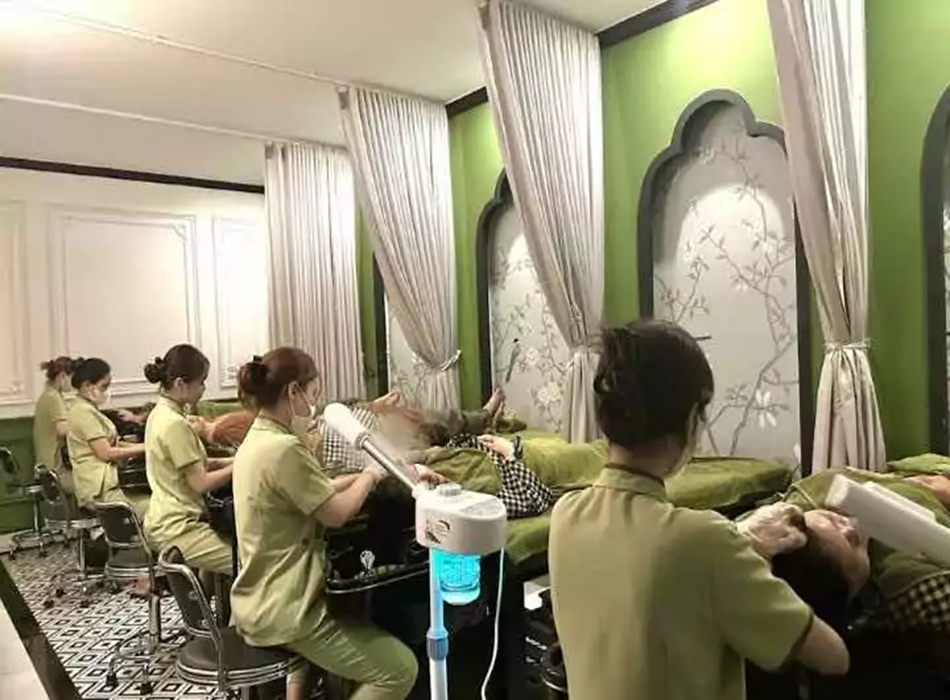 Nhân viên được đào tạo bài bản với tay nghề cao