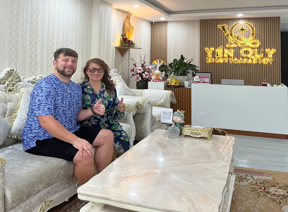 Khách hàng nước ngoài vô cùng hài lòng khi sử dụng dịch vụ tại Yến Quy