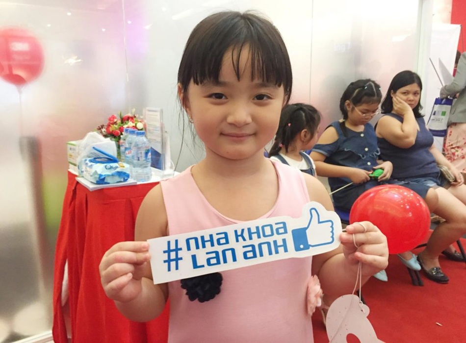Khám và tư vấn sức khỏe răng miệng cho bé